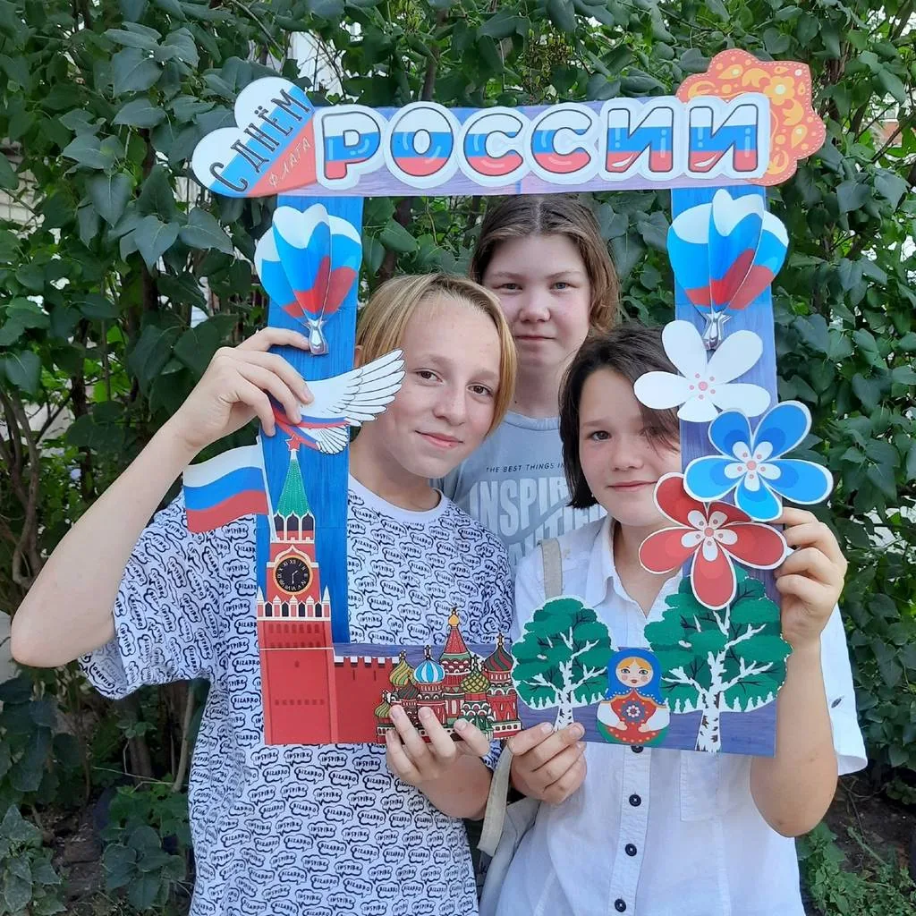Тематический час «Три цвета русской славы!»