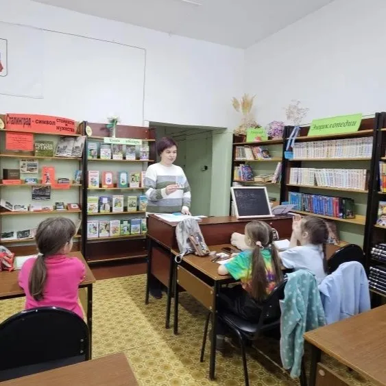 Урок "Моя семья дома" в лингвистическом кружке "Весёлые друзья"